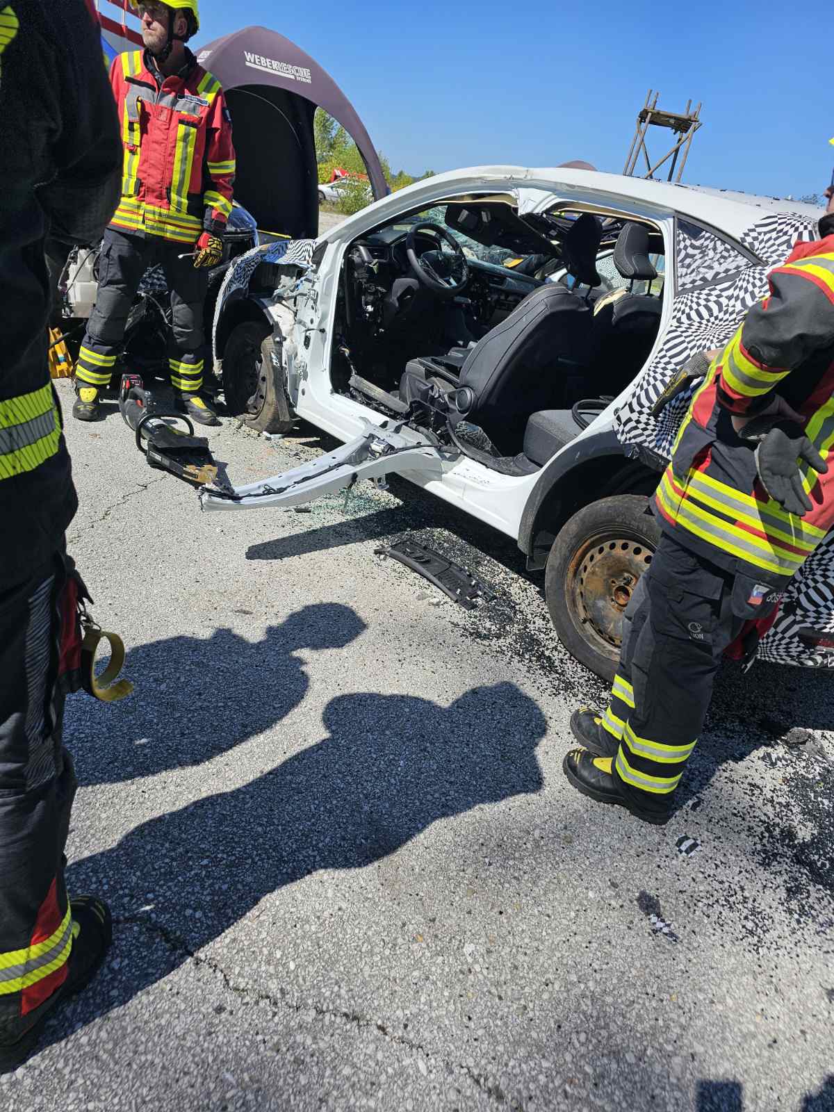 Tehnično reševanje ob prometnih nesrečah električnih in hibridnih vozil